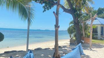 海灘、白沙、太陽傘、橡皮艇