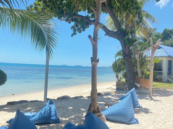 Sur la plage, sable blanc, parasol, kayak