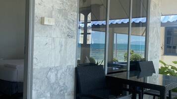 Bungalow with Sea View | Minibar, in-room safe, free WiFi, bed sheets