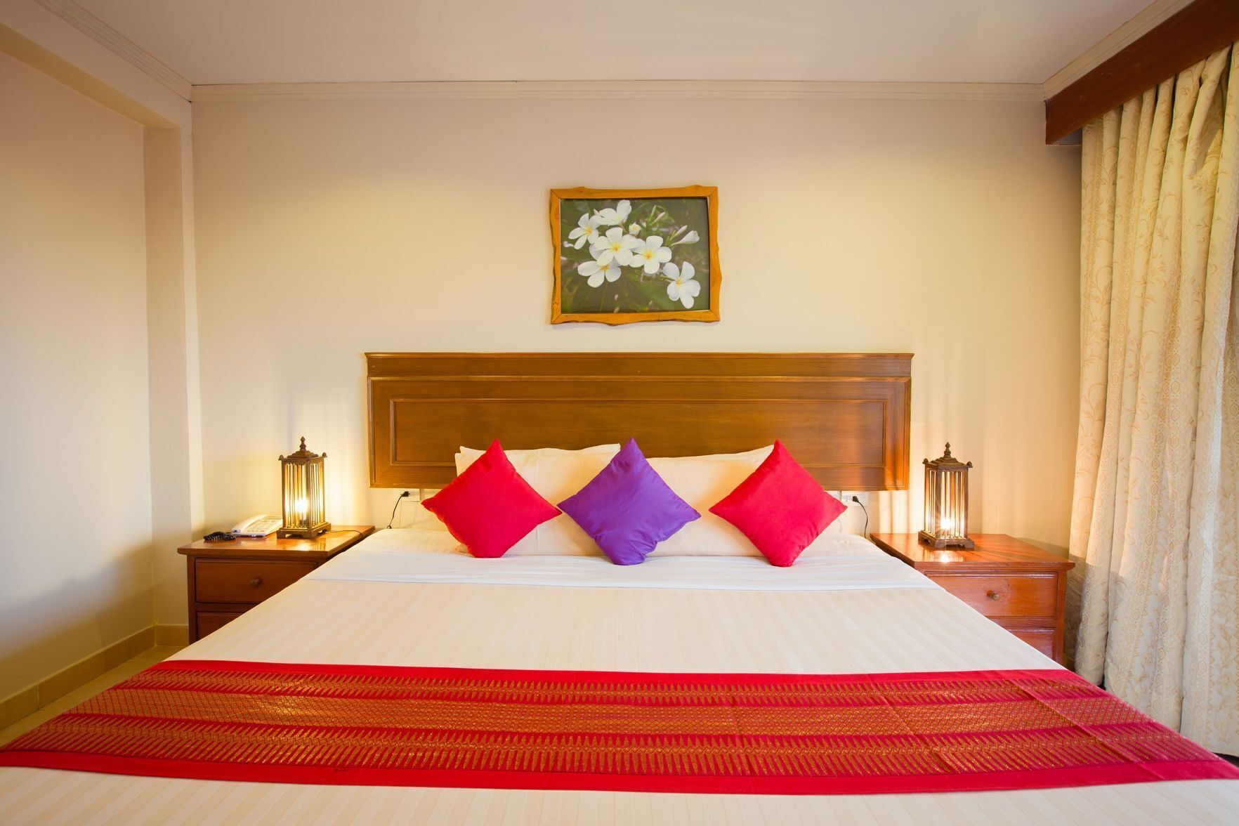 Minibar, caja de seguridad en la habitación, wifi gratis y ropa de cama 