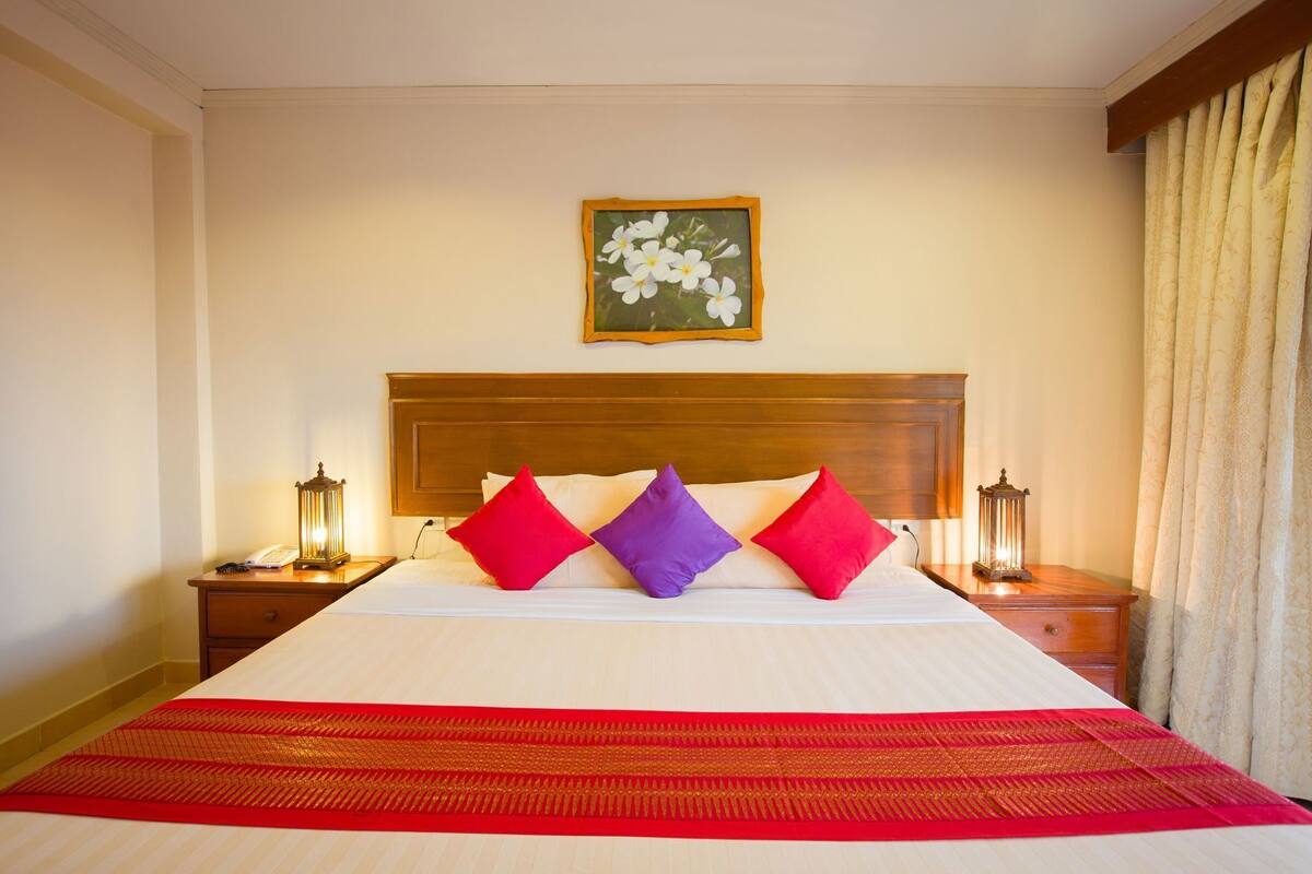 Minibar, caja de seguridad en la habitación, wifi gratis y ropa de cama