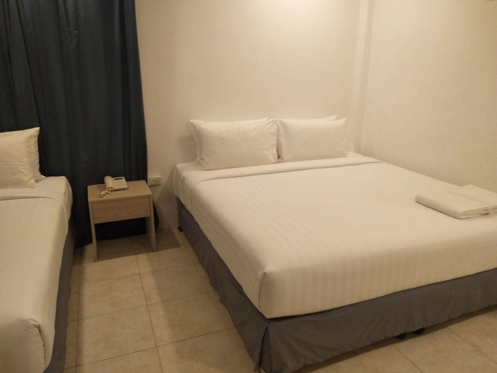 Minibar, caja de seguridad en la habitación, wifi gratis y ropa de cama 