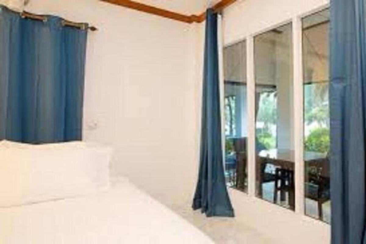 Minibar, caja de seguridad en la habitación, wifi gratis y ropa de cama