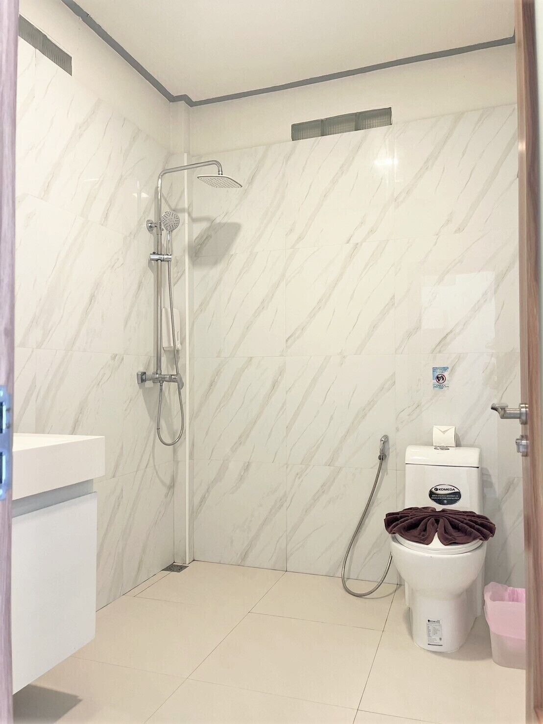 Un baño con ducha, inodoro y lavabo.