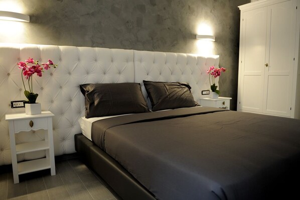 Double Room, Balcony (Aria) | Minibar, in-room safe, individually decorated, individually furnished - Easyrome Guest House (Rome)