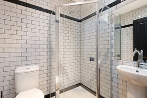 Shower, towels - The Lansdowne Sydney (Chippendale)