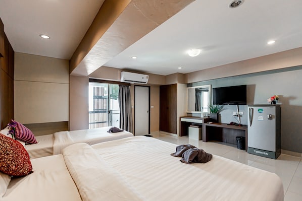 Deluxe Triple Room | Desk, free WiFi, bed sheets - Latin Garden (Bangkok)