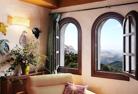 Minibar, tabla de planchar con plancha, cunas gratuitas y wifi gratis . Hotel La Fructuosa