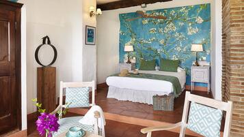 Une chambre à coucher avec une grande tapisserie à motifs floraux, un cadre de lit en bois et une vue sur l’extérieur.