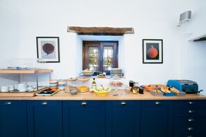 Petit déjeuner complet (16 EUR par personne)