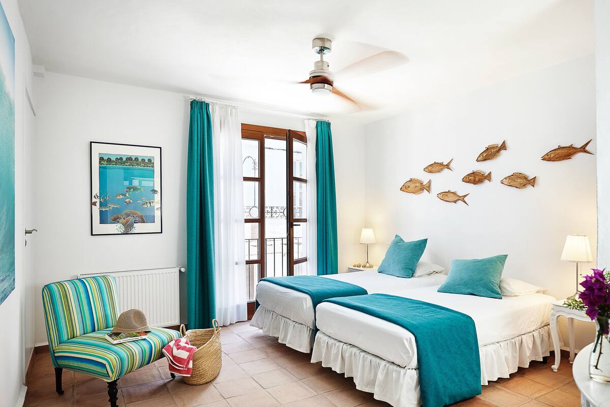 Basic Twin Room | Minibar, iron/ironing board (on request), cribs (free), WiFi (free)