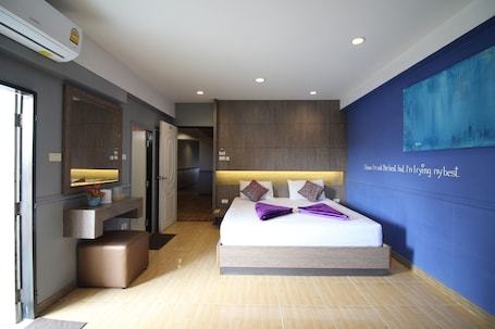 Blackout drapes, free WiFi, bed sheets