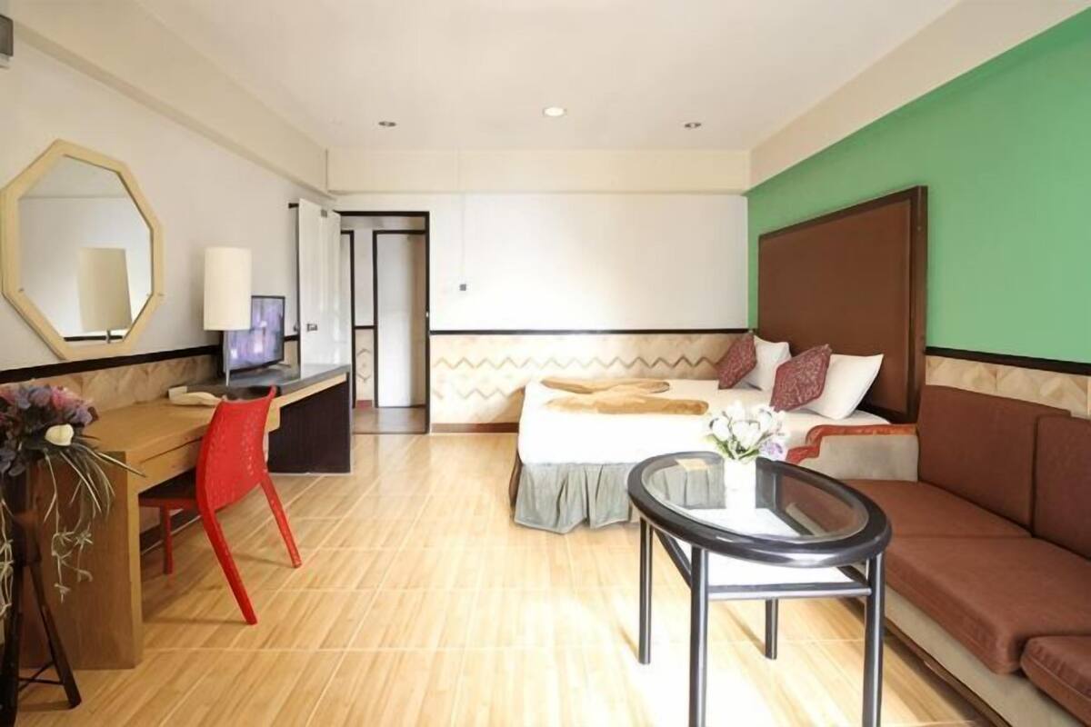 Blackout drapes, WiFi (free), bed sheets