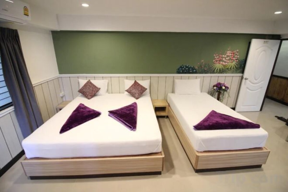 Blackout drapes, WiFi (free), bed sheets