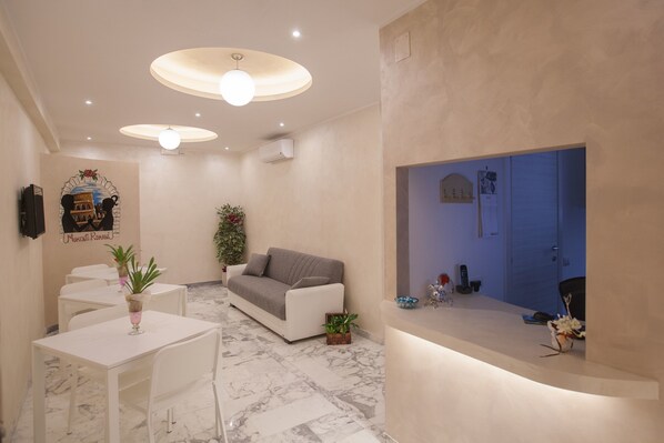 Reception - Momenti Romani (Rome)