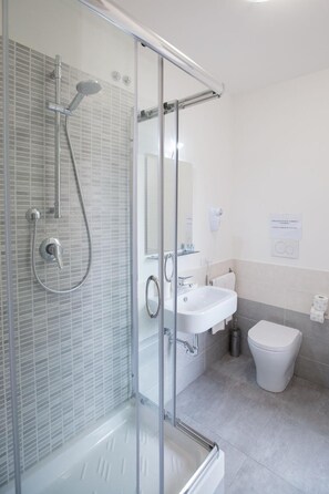 Ducha, artículos de tocador gratuitos, secador de pelo, bidet