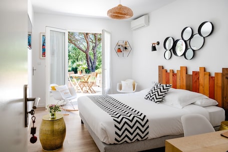 Individually decorated, individually furnished, free WiFi, bed sheets. Hôtel Les Volets Rouges - Cassis