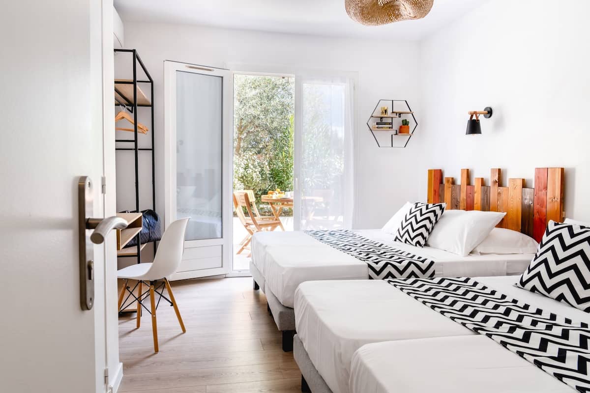 Habitación cuádruple, Terraza (CONFORT TERRASSE 4 pers) | Decoración personalizada, muebles diferentes y wifi gratis