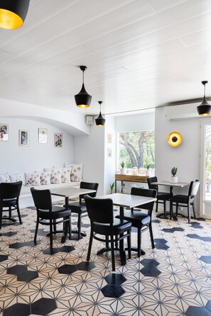 Daily continental breakfast (EUR 13 per person) - Hôtel Les Volets Rouges - Cassis (Cassis)