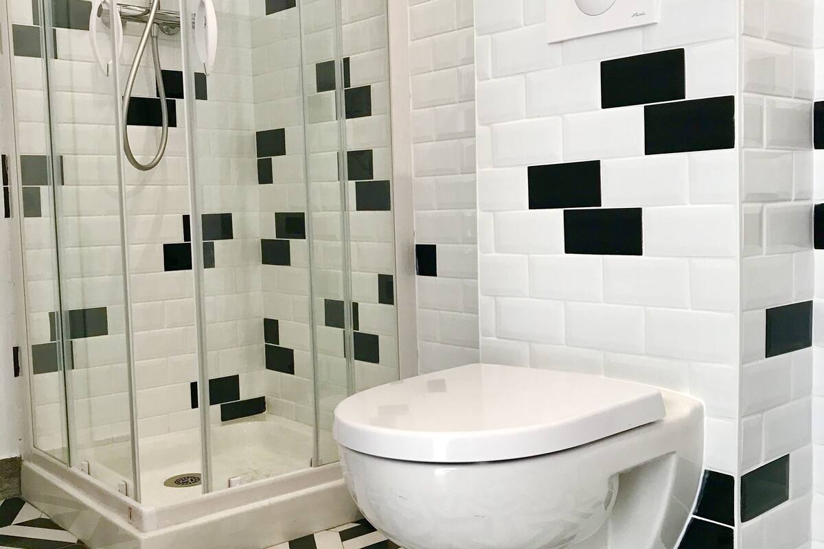 double or twin room (without terrace) | bathroom | shower, eco-friendly toiletries, hair dryer, towels