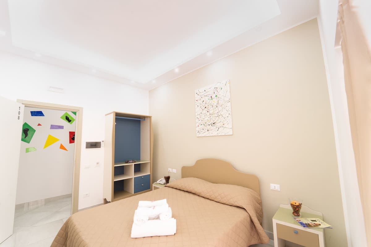 1 bedroom, premium bedding, in-room safe, free WiFi