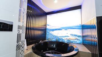 Studio Suite, Hot Tub, Annex Building (Piazza Mercato, 45) | Bathroom | Shower, rainfall showerhead, free toiletries, hair dryer