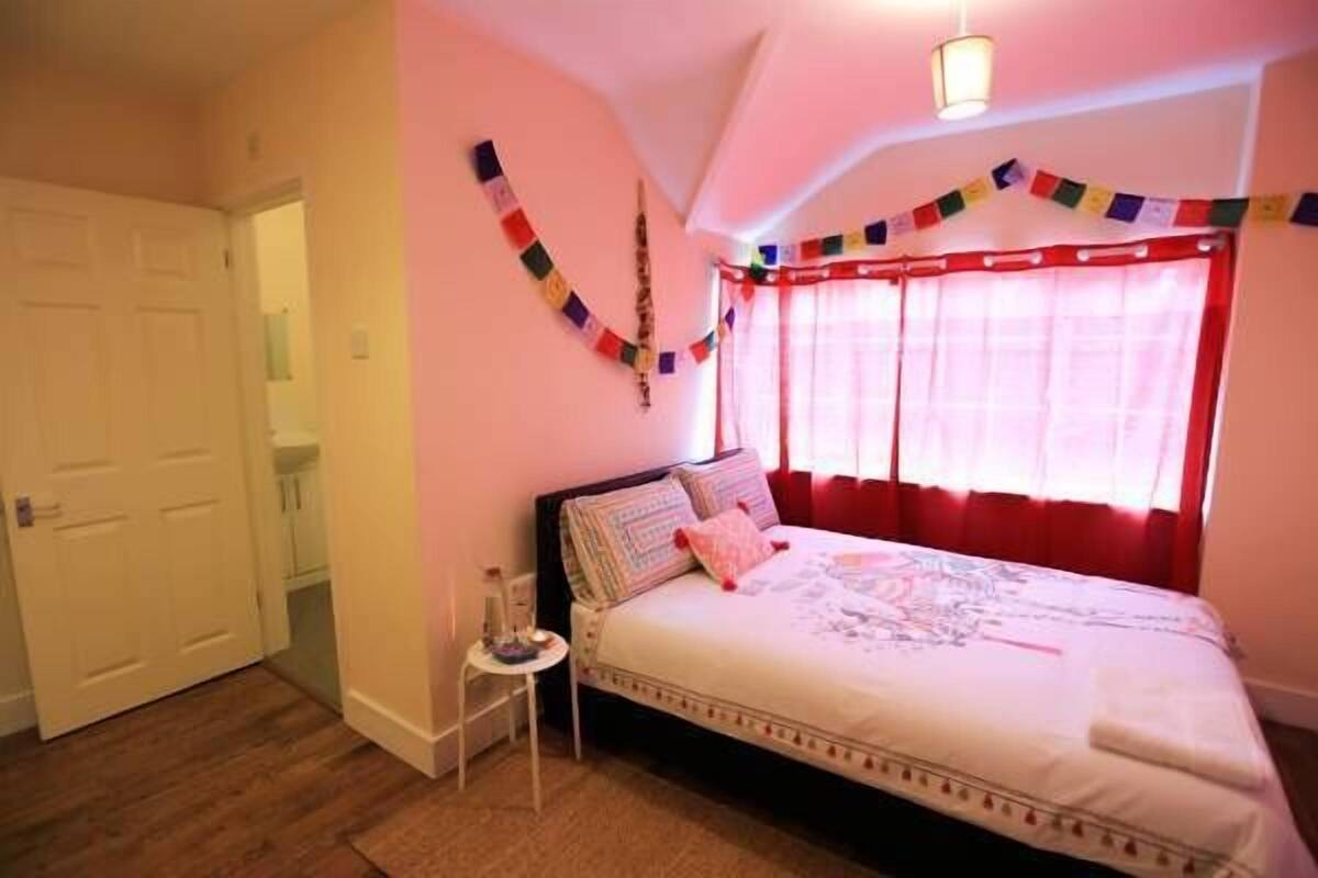 Basic Double Room, Kitchenette (Urban Ensuite) | Desk, iron/ironing board, rollaway beds, free WiFi