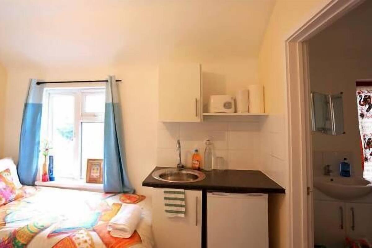 Basic Single Room, Kitchenette (Namaste Room) | Desk, iron/ironing board, rollaway beds, free WiFi