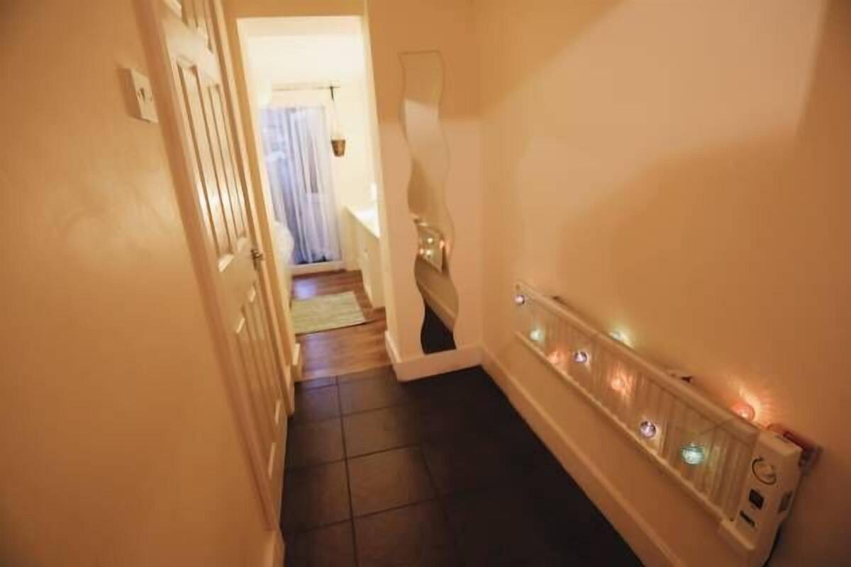 Basic Single Room, Kitchenette (Sunshine Room) | Desk, iron/ironing board, rollaway beds, free WiFi
