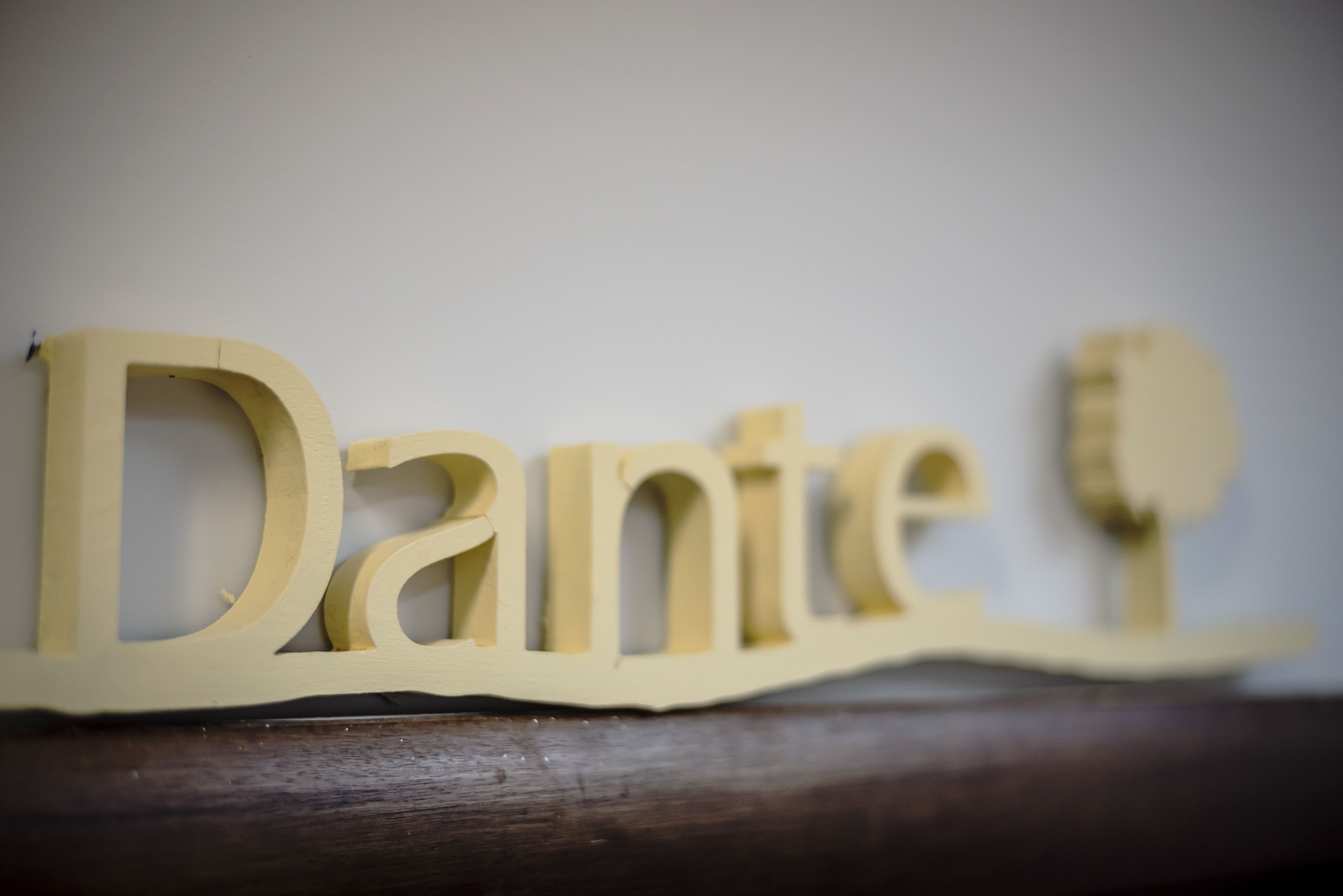 A wooden sign with the name "Dante" on it.