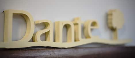 A wooden sign with the name "Dante" on it.