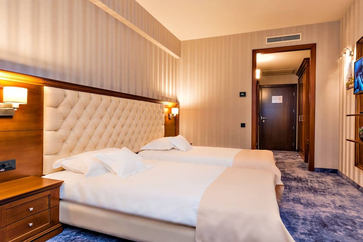 Dobbelt- eller tomannsrom – deluxe | Minibar, safe på rommet, skrivebord og strykejern/-brett
