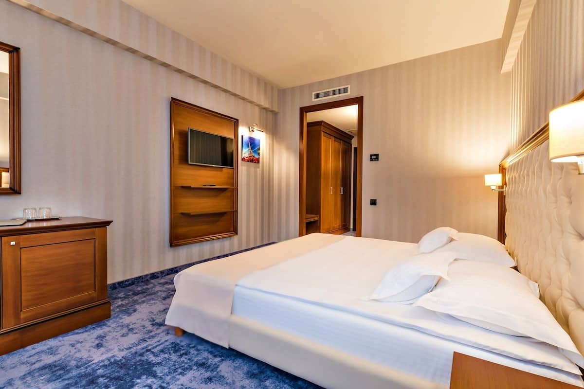 Minibar, safe på rommet, skrivebord og strykejern/-brett