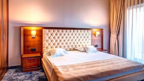 Suite Deluxe | Minibar, caja de seguridad en la habitación y escritorio 