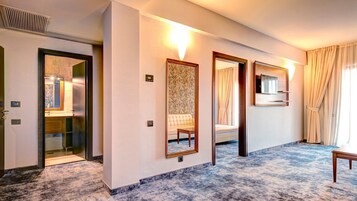 Deluxe Suite | Living area | Flat-screen TV