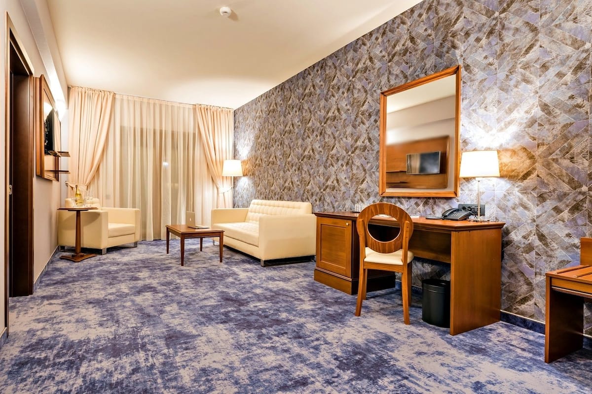 Suite – deluxe | Oppholdsrom | Flatskjerm-TV