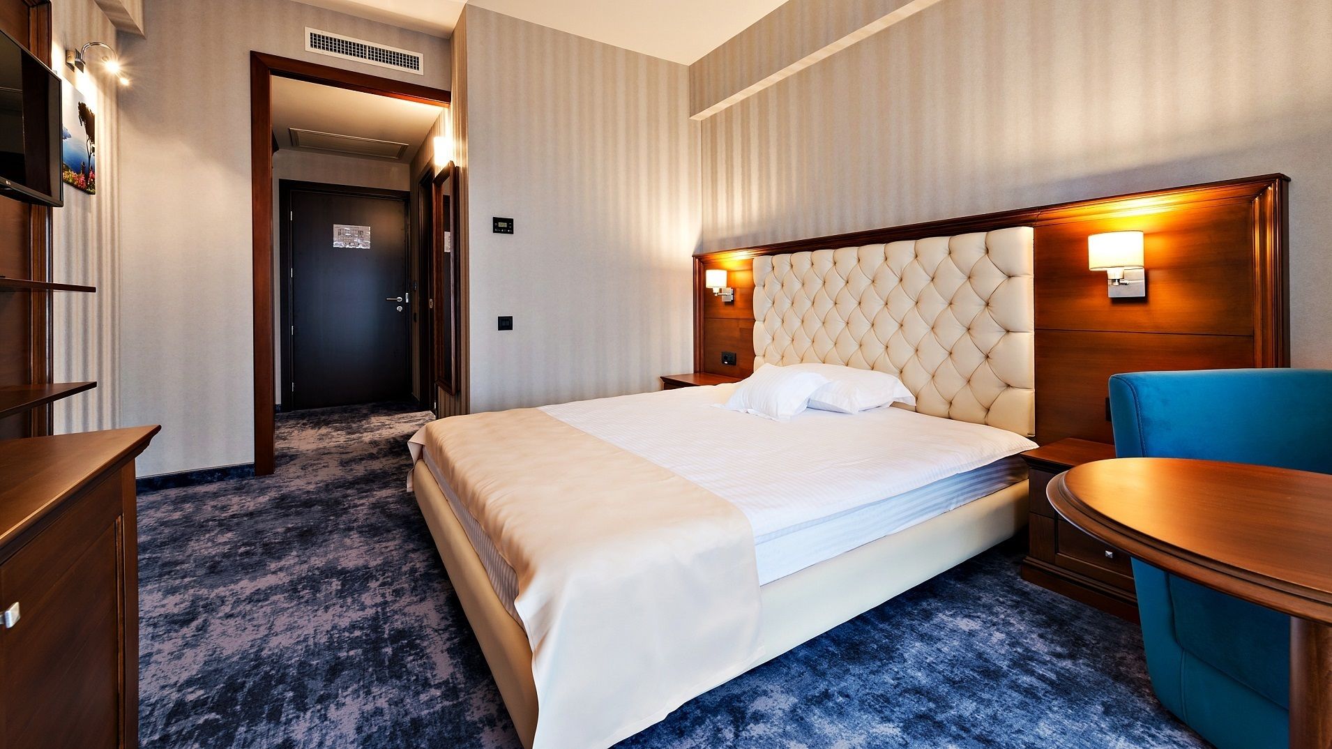 deluxe single room | minibar, in-room safe, desk, iron/ironing board