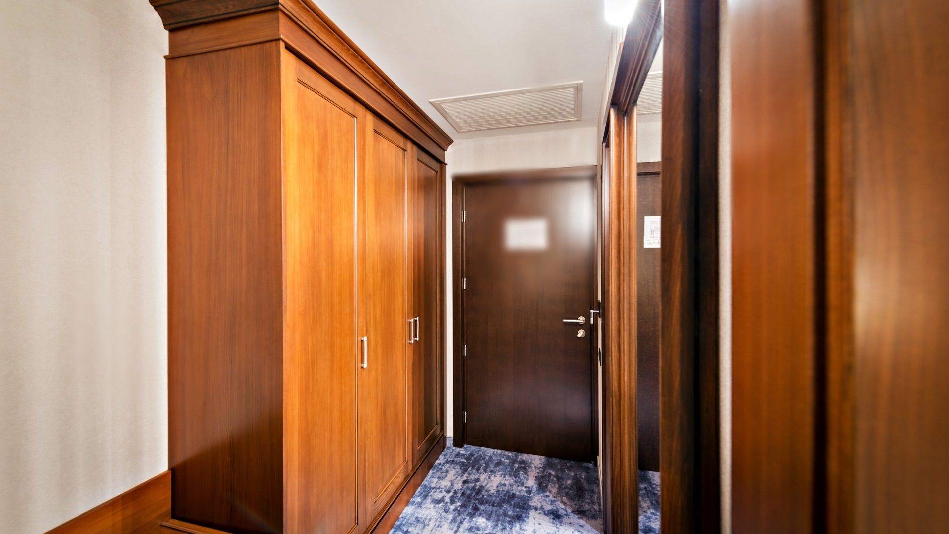 deluxe double or twin room, city view | living area | flat-screen tv