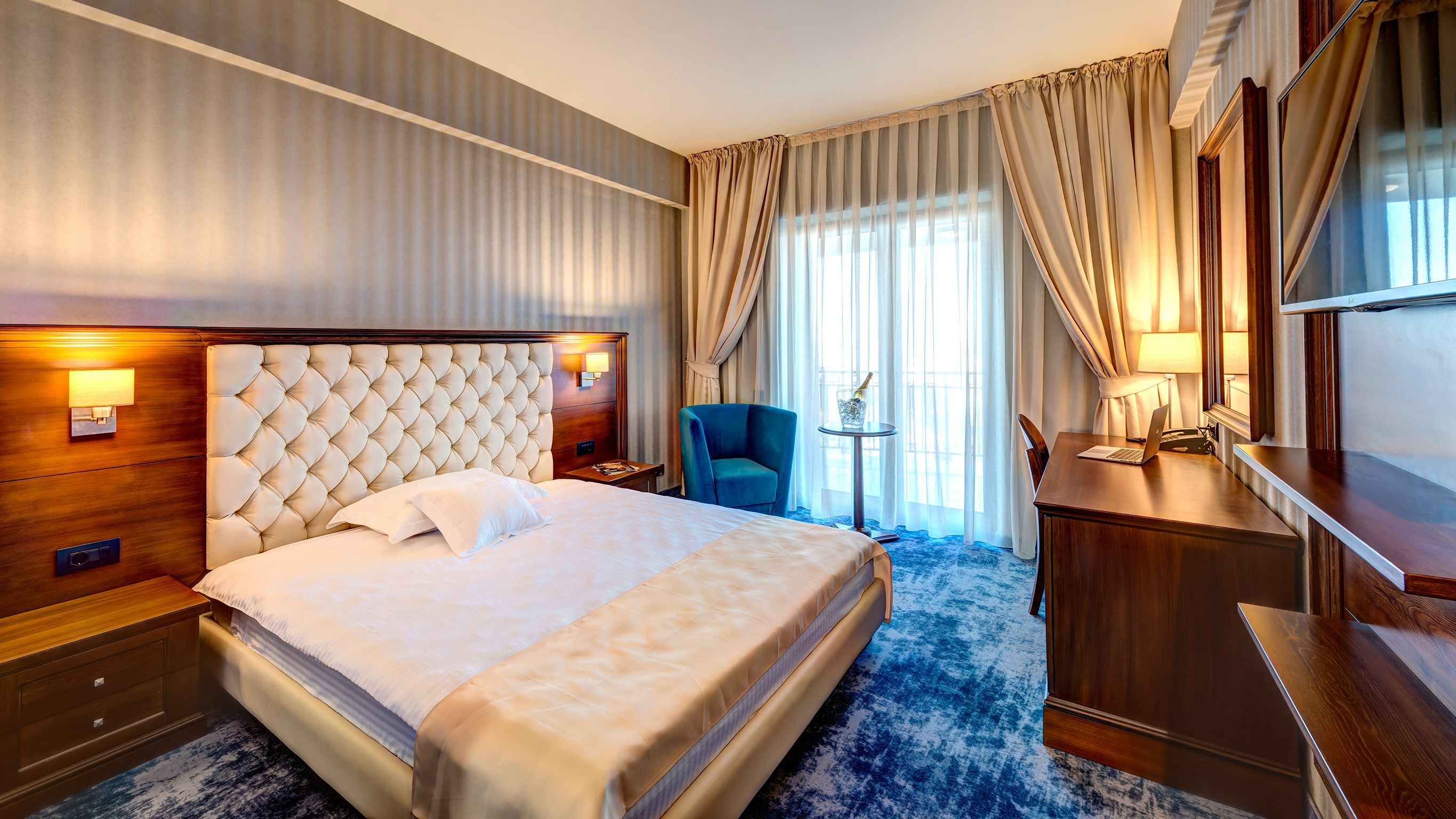 deluxe single room | minibar, in-room safe, desk, iron/ironing board