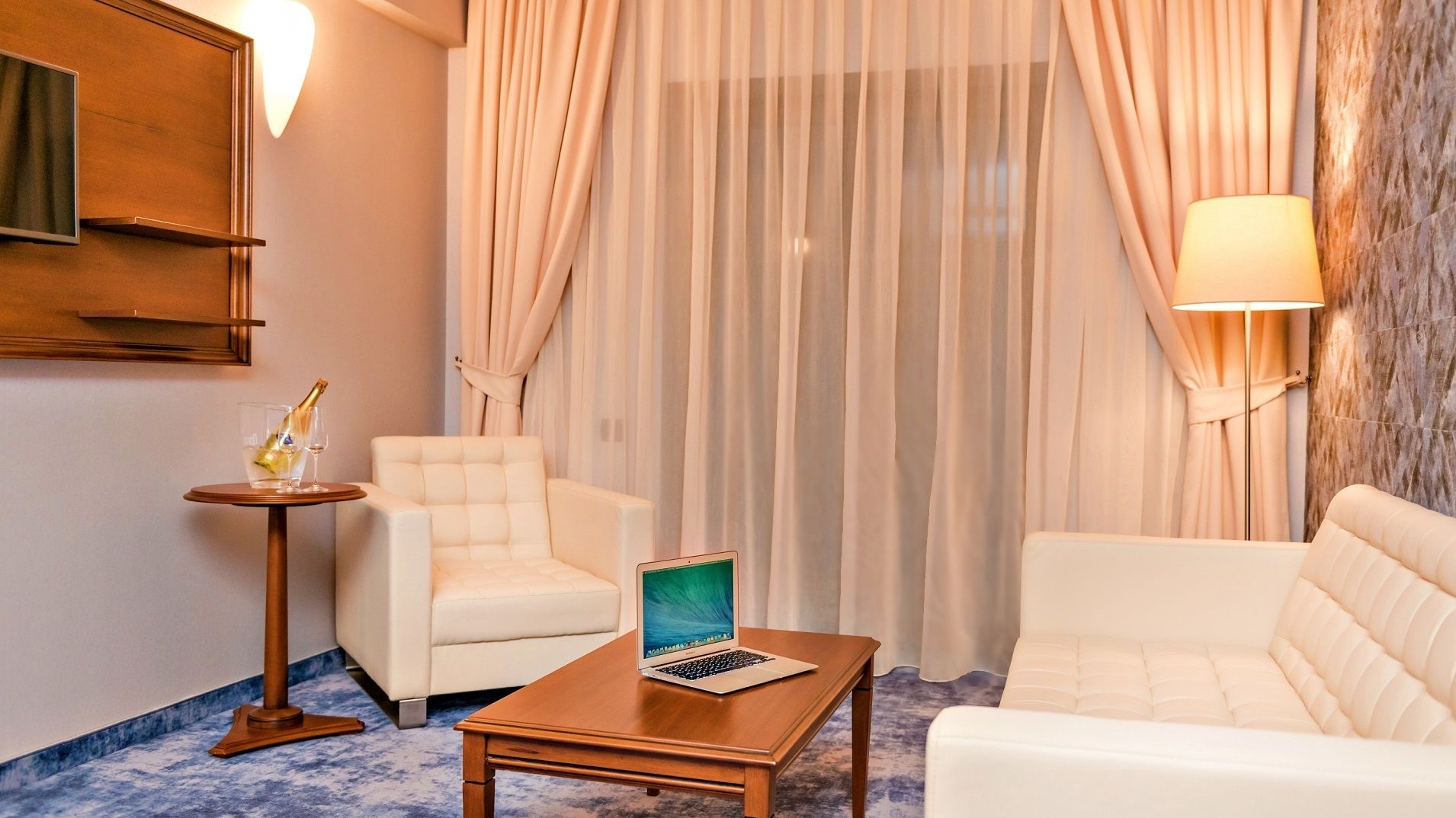 deluxe suite | living room | flat-screen tv