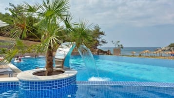 Piscine extérieure, parasols de plage, chaises longues