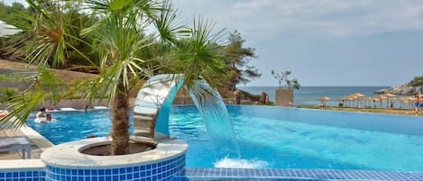 Piscine extérieure, parasols de plage, chaises longues