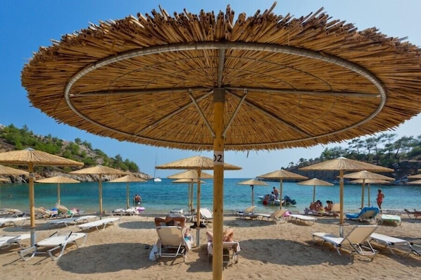 Privat strand, solstolar, parasoller och strandhanddukar