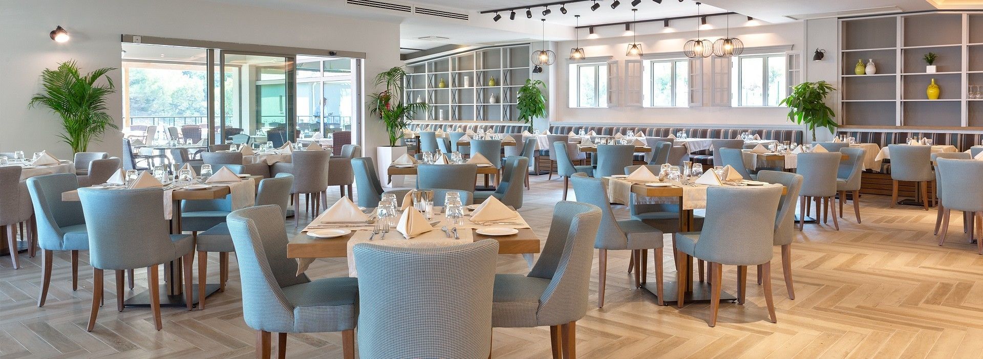 2 restaurants; breakfast, lunch, and dinner served