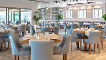 2 restaurants; breakfast, lunch, and dinner served