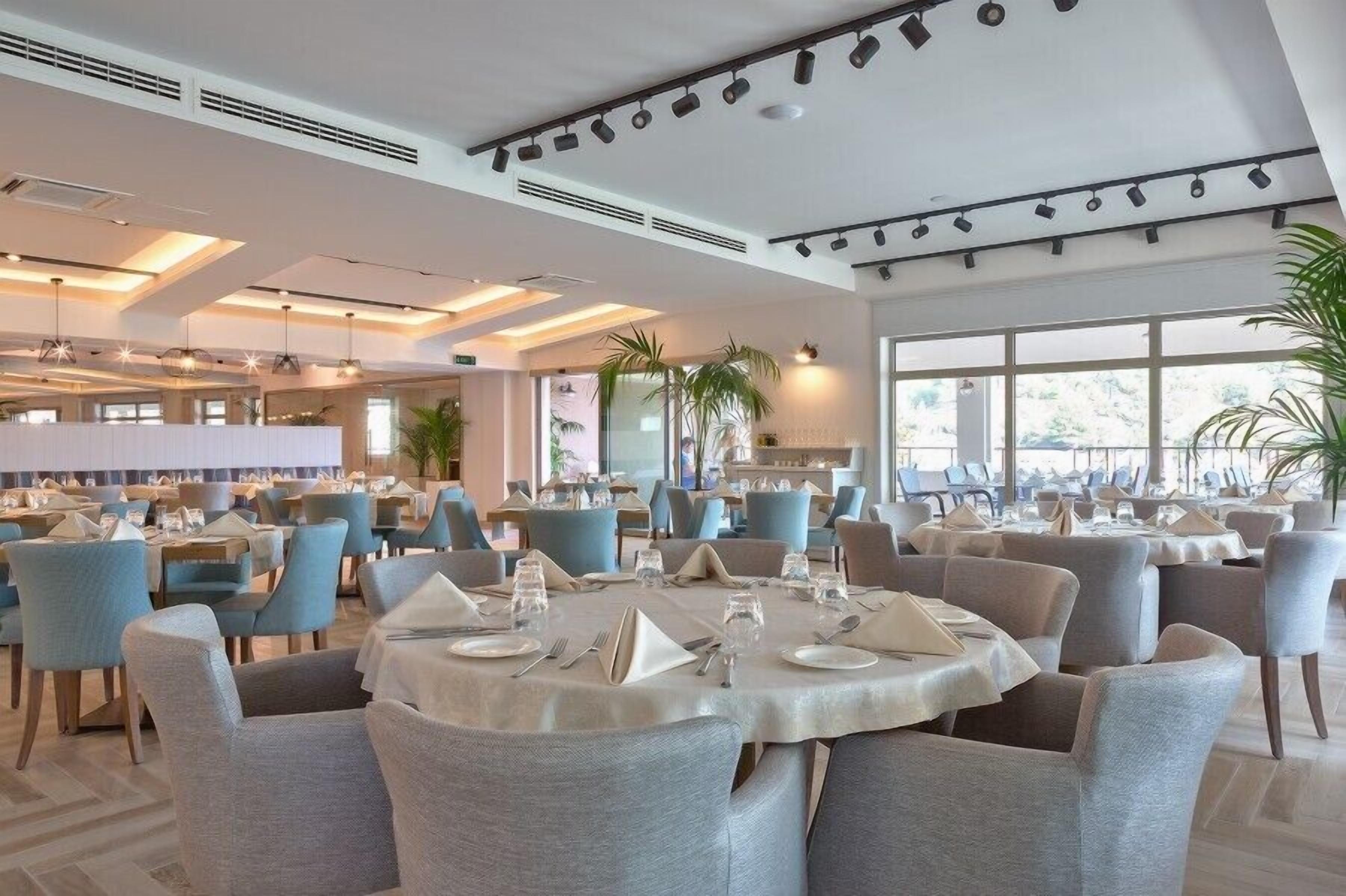 2 restaurants, breakfast, lunch served; local and international cuisine