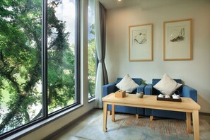 مكتب وستائر تعتيم وتجهيزات عازلة للصوت ومكواة/لوح كي