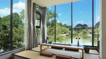 Habitación Deluxe, 1 cama King size, vista al lago | Escritorio, cortinas blackout y insonorización