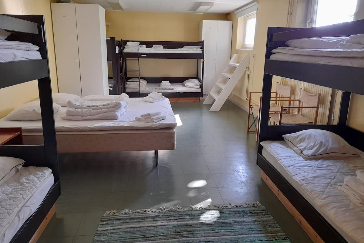 Family Room, Shared Bathroom, Basement | Cortinas blackout, tabla de planchar con plancha y wifi gratis