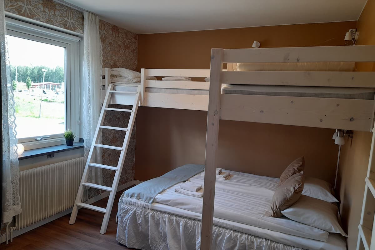 Cortinas blackout, tabla de planchar con plancha y wifi gratis